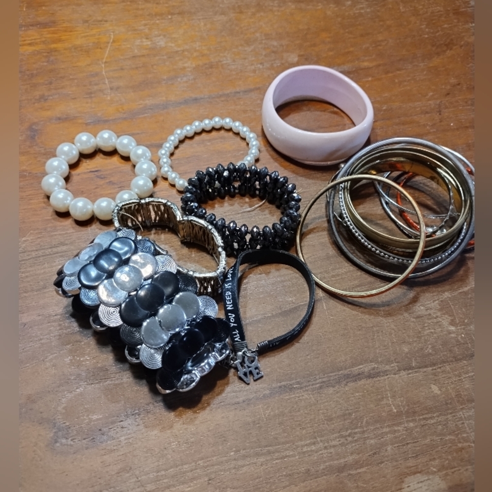 Job Lot of 18 Bracelets, Various Styles & Colours, Stretch, Bangle